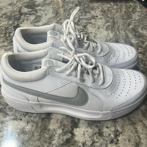 Women’s Nike Court Lite sneakers size 9 Excellent used condition!